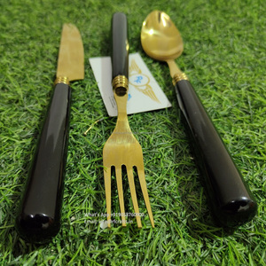 Table à salade classique de luxe en résine noire avec couverts dorés pour l'organisation des repas dans les hôtels et restaurants - Product Image 4