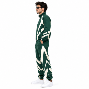 Conjunto Deportivo Geométrico Verde Bosque y Crema para Hombre con Chaqueta de Cremallera Completa y Pantalones Jogger a Juego para Moda Urbana - Product Image 2