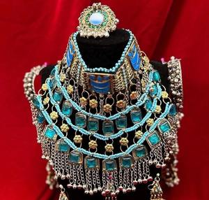 สร้อยคอแบบโชคเกอร์สไตล์ชนเผ่าอัฟกันโบราณ ประดับด้วยหินแก้วหลากสีและงานโลหะประณีต พร้อมจี้กระดิ่งขนาดเล็ก - Product Image 5