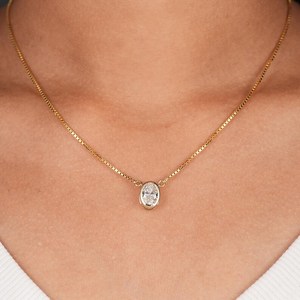 Collier pendentif en diamant de laboratoire ovale 2,00 carats VS2, chaîne maille forçat en or 14 carats, idéal pour les anniversaires, cadeau pour votre partenaire - Product Image 1