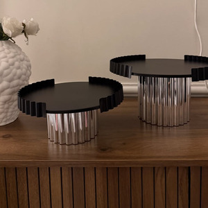 Soporte moderno para pasteles de metal acanalado con base negra, expositor de postres para servir pasteles y dulces, decoración de lujo para el hogar. - Product Image 3