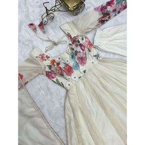 Vestido de Diseñador con Estampado de Organza de Seda, Trabajo con Flores de Zari, Pantalón con Dupatta - Product Image 6
