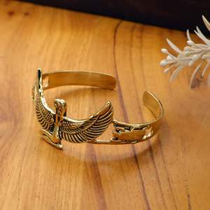 Brazalete de latón hecho a mano con la imagen de la diosa Isis, brazalete abierto con la diosa egipcia alada, joyería con acabado en oro antiguo. - Product Image 2