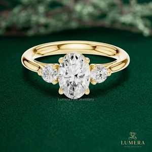 Bague de fiançailles de luxe en or massif pour femme, avec trois pierres ovales en diamant de laboratoire et alliance intemporelle - Product Image 2