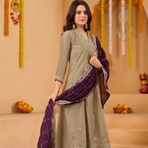 Elegante Conjunto Étnico de Kurta y Pantalón con Bordado de Diseño y Dupatta Color Vino - Product Image 1