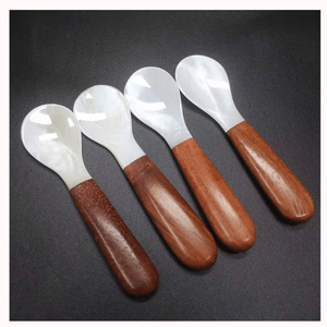 Cuillère en coquillage naturel, faite à la main, pour la décoration de table, ustensile de service pour les mariages, les événements, les restaurants et la maison - Product Image 1