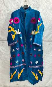 Veste de luxe en velours bleu style bohème, avec broderies colorées d'oiseaux et de fleurs, manteau long en velours brodé à la main style Suzani - Product Image 4