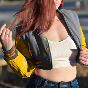 Chaqueta Corta Estilo Universitaria para Mujer, Color Gris y Amarillo, Estilo Bomber, Mangas de Cuero Sintético, Ropa Exterior Informal, Moda Femenina - Product Image 1