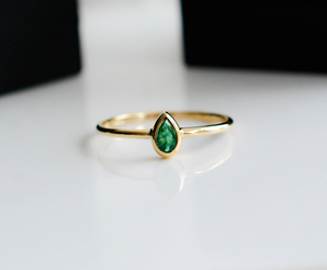 Anillo Solitario de Esmeralda Natural con Corte de Pera y Bisel de Oro de 14K, Modelo The Verdant Tear Drop - Product Image 3