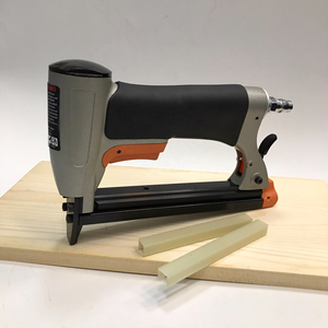 Engrapadora Neumática Industrial y de Bricolaje de Alta Resistencia para Grapas de Polímero - Product Image 1