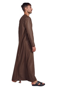 Nouveaux modèles de vêtements musulmans traditionnels Jubbah Al Daffah personnalisés pour hommes vente en gros Thobe / Thawb personnalisé - Product Image 2