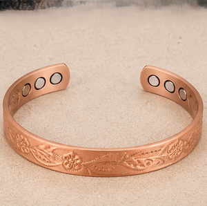 Brazalete Magnético de Metal Puro con Grabado Botánico Auténtico, Joyería Metálica de Diseño Exquisito, Regalo Promocional Novedoso - Product Image 1