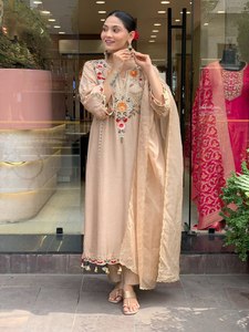 Robe Anarkali en coton beige brodée avec des détails, pour femme, tenue traditionnelle indienne et pakistanaise, longueur au sol, coupe ample - Product Image 5