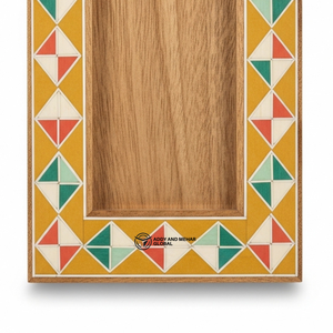 Plateau de service rectangulaire en bois artisanal avec bordure incrustée de carreaux géométriques colorés - Product Image 4