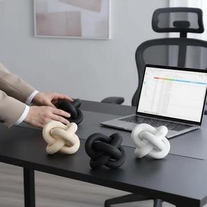 Cadena Decorativa de Madera Hecha a Mano con Eslabones de Paulownia, Adorno Minimalista para Escritorio y Pared, Decoración para Hogar y Oficina - Product Image 2