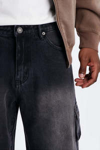 Jean cargo bicolore pour homme, denim foncé, style streetwear avec poches latérales, look tendance - Product Image 4