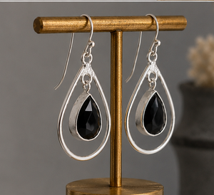 Boucles d'oreilles en argent sterling avec onyx noir, boucles d'oreilles pendantes en pierres précieuses faites à la main, bijoux élégants en onyx noir - Product Image 1