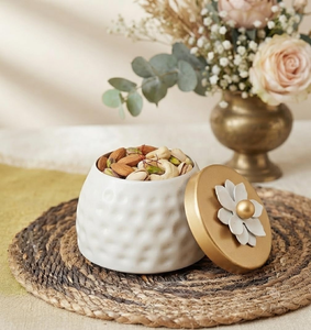 Ensemble de 2 pots de rangement décoratifs en métal blanc avec couvercles floraux dorés, contenants de luxe pour fruits secs pour la cuisine et la table à manger - Product Image 5