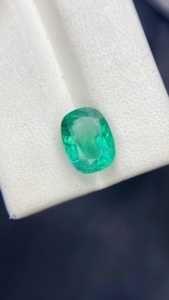 Émeraude naturelle certifiée du Zambie, taille coussin, avec une belle couleur et un lustrage remarquable, pierre précieuse non montée, 3,70 carats - Product Image 4