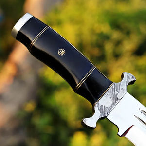 Cuchillo de caza hecho a mano de acero D2 con mango de resina negra y funda de cuero - Product Image 2