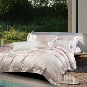 Parure <span class=keywords><strong>de</strong></span> lit en satin jacquard <span class=keywords><strong>rose</strong></span> <span class=keywords><strong>de</strong></span> luxe léger avec garniture en dentelle élégante, <span class=keywords><strong>housse</strong></span> <span class=keywords><strong>de</strong></span> <span class=keywords><strong>couette</strong></span> soyeuse pour la décoration <span class=keywords><strong>de</strong></span> chambre <span class=keywords><strong>de</strong></span> villa moderne - Product Image 1