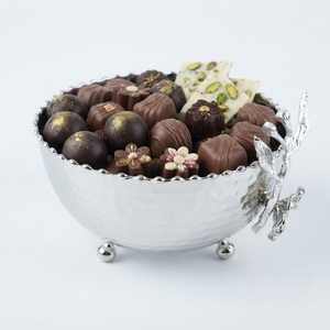 Support à chocolats argenté avec assortiment de chocolats haut de gamme emballés et une tranche de gâteau au caramel pour la présentation de cadeaux de mariage ou de fêtes - Product Image 2
