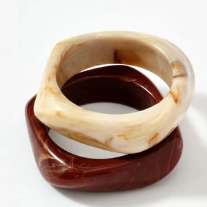 กำไลเรซิ่นที่มีสไตล์มาใหม่ล่าสุดกำไลที่สะดุดตาพร้อมกระจกแบบเรียบง่ายสำหรับแฟชั่นในชีวิตประจำวันโดยองค์กร afza - Product Image 1