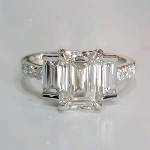 Anillo de compromiso de tres piedras de alta calidad en oro, oro rosa, oro blanco, plata, con esmeralda cultivada en laboratorio certificada por IGI y diamantes VVS VS. - Product Image 2