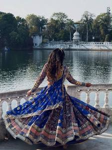 Vestido Étnico Bordado Floral Azul Terciopelo Moderno Estilo A-Line Maxi Lehenga Choli para Mujer, Ideal para Bodas y Festivales - Product Image 5