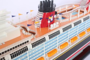 Modèle de bateau de croisière américain en bois artisanal DIS.NEY FANTASY, inspiré de la ligne de croisière Dis.ney, pour collection et décoration - Product Image 5