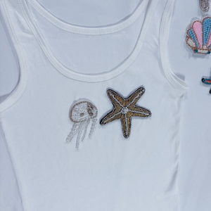 Hermosa Camiseta sin Mangas con Bordado de Diseño y Cuentas, con Patrones Hechos a Mano Únicos y Adornos de Cuentas Coloridas de Primera Calidad - Product Image 4