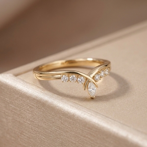 Bague Couronne Chevron 7 Pierres en Diamants de Laboratoire Marquise et Ronds, Or Jaune 18 carats, Bande Contour en V Élégante pour Parures de Fiançailles - Product Image 2