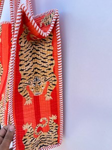 Sac fourre-tout matelassé en coton rayé rouge orangé de luxe avec imprimé main de tigre, sac à main décontracté léger à fermeture éclair pour femme - Product Image 3