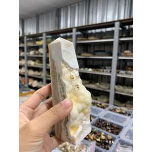 Tour de cristal d'agate de neige naturelle polie de 9 cm pour la décoration et la collection - Product Image 3