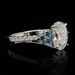 Bague de luxe pour femme VVS DIAM en argent sterling 925 avec diamant de laboratoire ovale certifié IGI, grappe de pierres latérales bleu sarcelle, bande empilable - Product Image 3