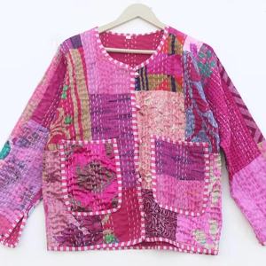 Chaqueta Acolchada Kantha Patchwork Colorido En Seda Y Algodón Con Botones Pequeños - Product Image 1