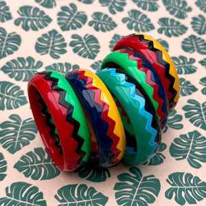 Bracelet en résine multicolore pour femme, motif géométrique à pois, rayures et zigzags, bijou de main rond, bracelet de costume - Product Image 1