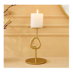 Portavelas de metal de forma clásica para exhibir velas cónicas con un atractivo estético elegante y atemporal - Product Image 3