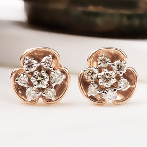 Pendientes de tuerca con broche de rosca de oro rosa macizo de 14K con diamantes naturales en forma de racimo floral, joyería fina, Memoria Jewels, venta al por mayor - Product Image 1