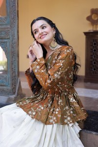 Trajes pakistaníes de moda para mujer, lehenga con top con bordados, estilo fiesta, corte regular, para todas las temporadas - Product Image 4