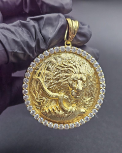 Colgante de León de Lujo en Oro Sólido de 18K con Moissanita de Corte Brillante Redondo y Engaste de Bisel, Amuleto Masculino con Temática Hip Hop - Product Image 1