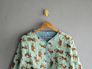 Chaqueta Acolchada de Algodón para Mujer con Estampado de Tigre, Cuello en V, Manga Larga, Estilo Casual, Ribete Azul a Rayas, Bolsillos con Parches, para Todas las Temporadas - Product Image 4