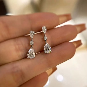 Pendientes Elegantes de Plata de Ley 925 con Moissanita en Corte Pera, Chapados en Oro Blanco, Diseño Premium para Venta al Por Mayor - Product Image 2