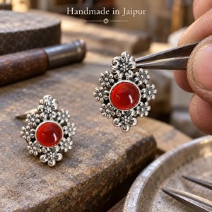Boucles d'oreilles clous florales en cornaline, monture en argent 925, style vintage, bijoux pour femme pour mariage, soirée et usage quotidien - Product Image 6
