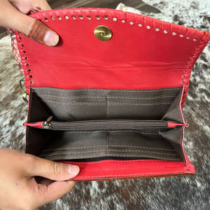 Cartera de mano de cuero vacuno de primera calidad, lista para enviar, con grabado floral hecho a mano y diseño de máquina tragamonedas 777. - Product Image 6