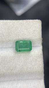 Esmeralda Zambiana Natural Certificada, Corte Octogonal, con Buen Brillo, Piedra Preciosa Suelta para Joyería, 1.56 Quilates - Product Image 2