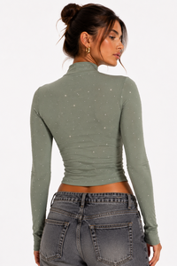Camiseta de cuello alto corto de peso pesado para mujer, adornada con pedrería, bordado de toalla, logotipo personalizado, corte ajustado, con abertura frontal - Product Image 2