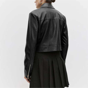 Chaqueta de cuero sintético negra para mujer, estilo camionero, con cierre de cremallera corto y cuello vuelto. - Product Image 4