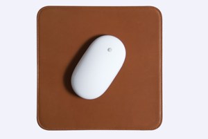 แผ่นรองเมาส์หนังแท้สีแทนคลาสสิก แผ่นรองโต๊ะหนังวัวคุณภาพสูง สำหรับเป็นของขวัญผู้บริหาร รุ่น LMP-0097 - Product Image 2