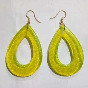 Nouvelle collection de boucles d'oreilles en résine classiques avec design artisanal en zircon - Product Image 1